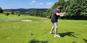 Dots United spielt Golf - Kevin beim Abschlag